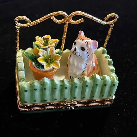Limoges peint main "cat in flower bed" trinket box - Picture 1 of 9